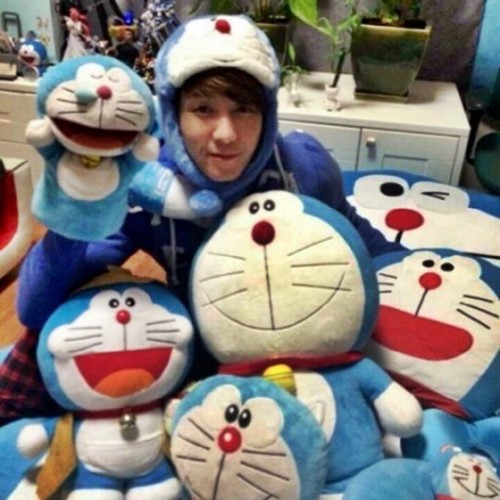  Shim Hyung Tak – “Doraemon”. Nam diễn viên Shim Hyung Tak vô cùng thích thú với chú hoạt hình Nhật Bản “Doraemon". Trong chương trình “Infinite Challenge" của đài MBC Shim Hyung Tak nói rằng Doraemon giúp anh thoải mái mỗi khi bị các bạn cùng lớp châm chọc. Đến tận bây giờ, nam diễn viên vẫn thu thập tất cả những đồ vật về Doraemon như mũ, gấu bông,...